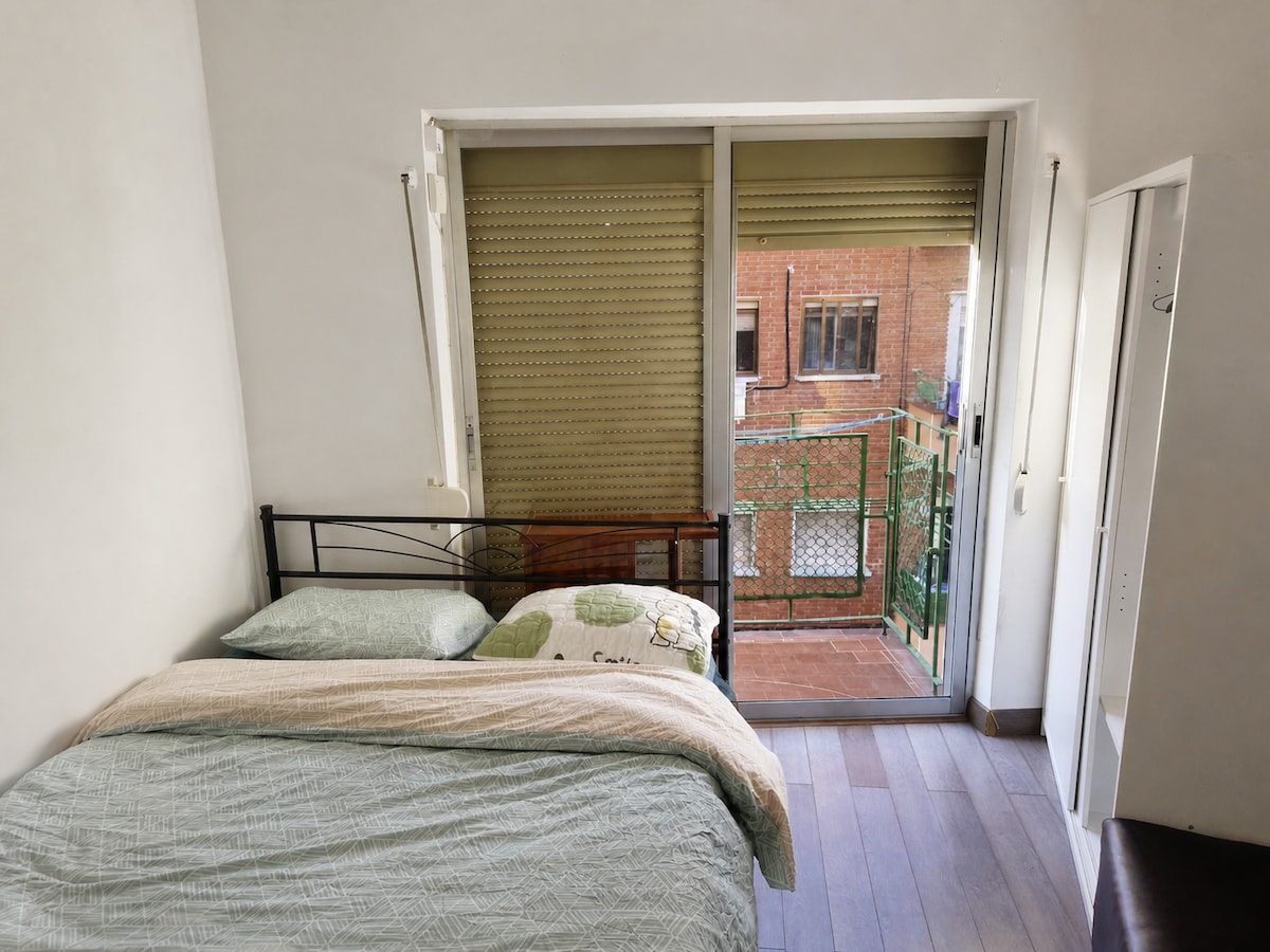 Habitación doble con balcón en Usera